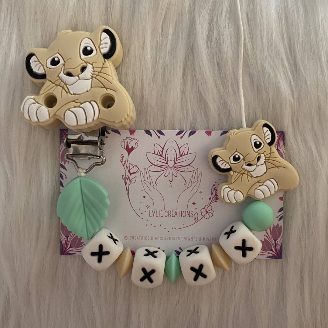 Photo Attache tétine Simba + feuille